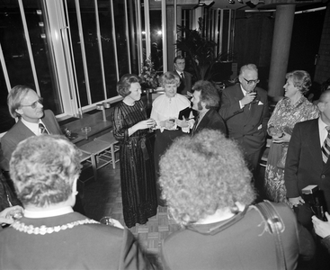 880325 Afbeelding van de officiële opening van het Muziekcentrum Vredenburg te Utrecht, met prinses Beatrix in gesprek ...